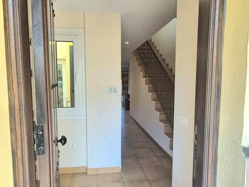 House - Townhouse в продаже в Alhaurín el Grande, Málaga. В доме 3 спален и 3 ванных комнат. Площадь дома 127 м²
