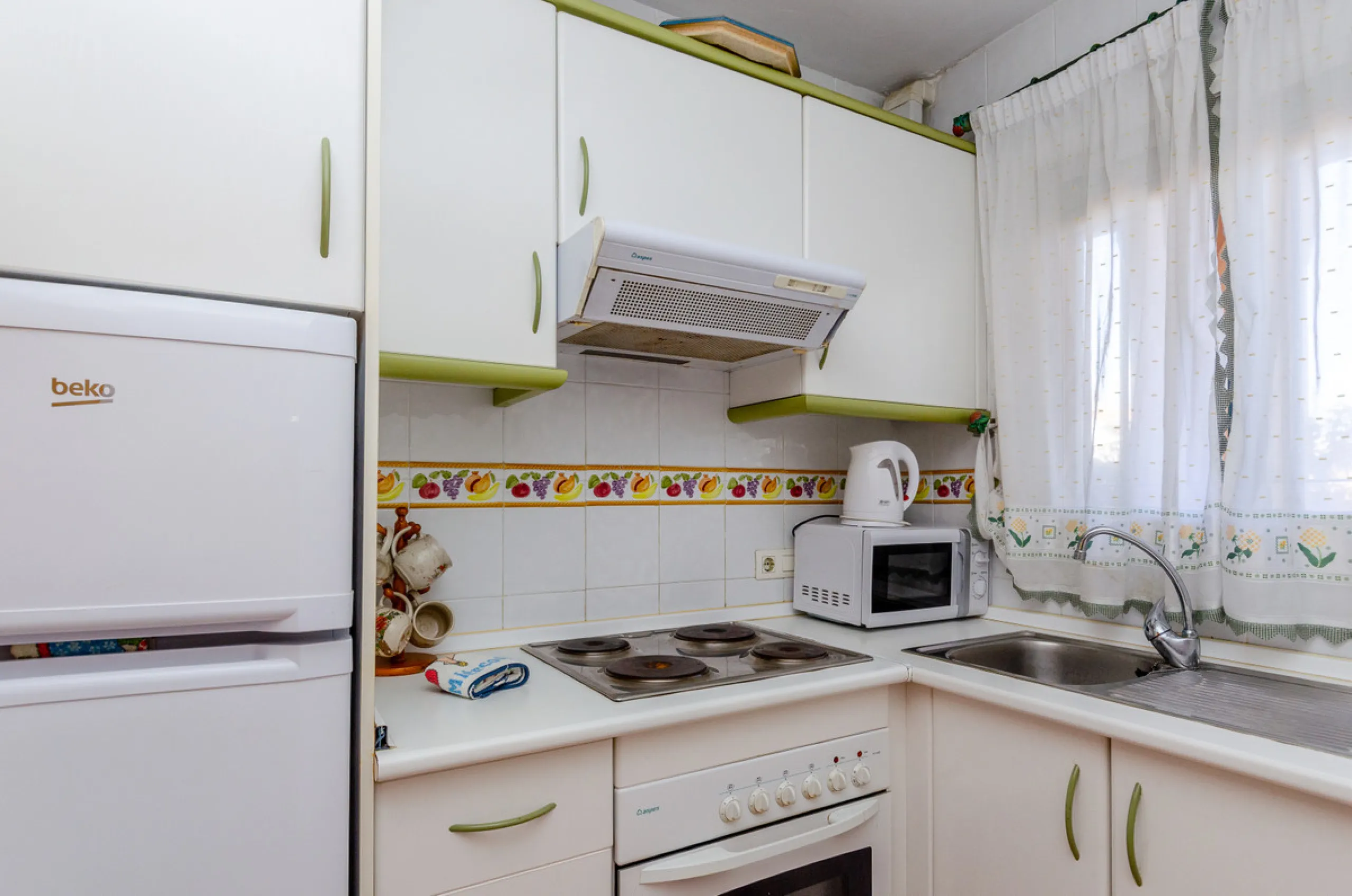 Make your dreams a reality!!!!!  If you have always dreamt about living in La Cala de Mijas on the ground floor with direct access to the beautiful community gardens then La Siesta Beach is for you!  The property is on a gated community only a few meters 
