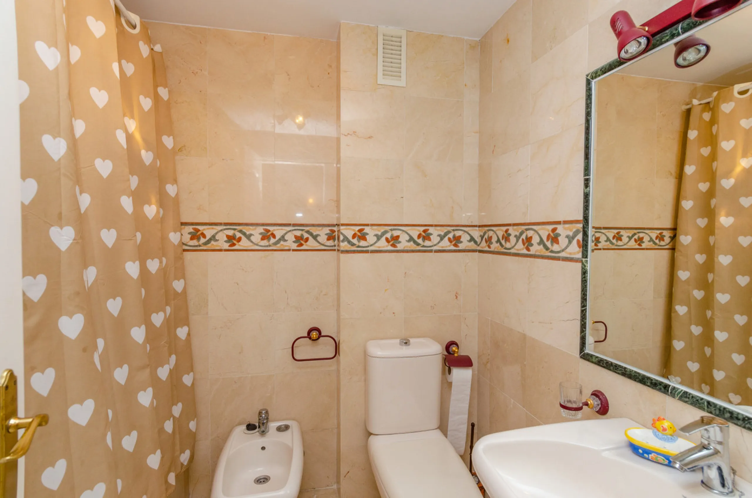 Make your dreams a reality!!!!!  If you have always dreamt about living in La Cala de Mijas on the ground floor with direct access to the beautiful community gardens then La Siesta Beach is for you!  The property is on a gated community only a few meters 