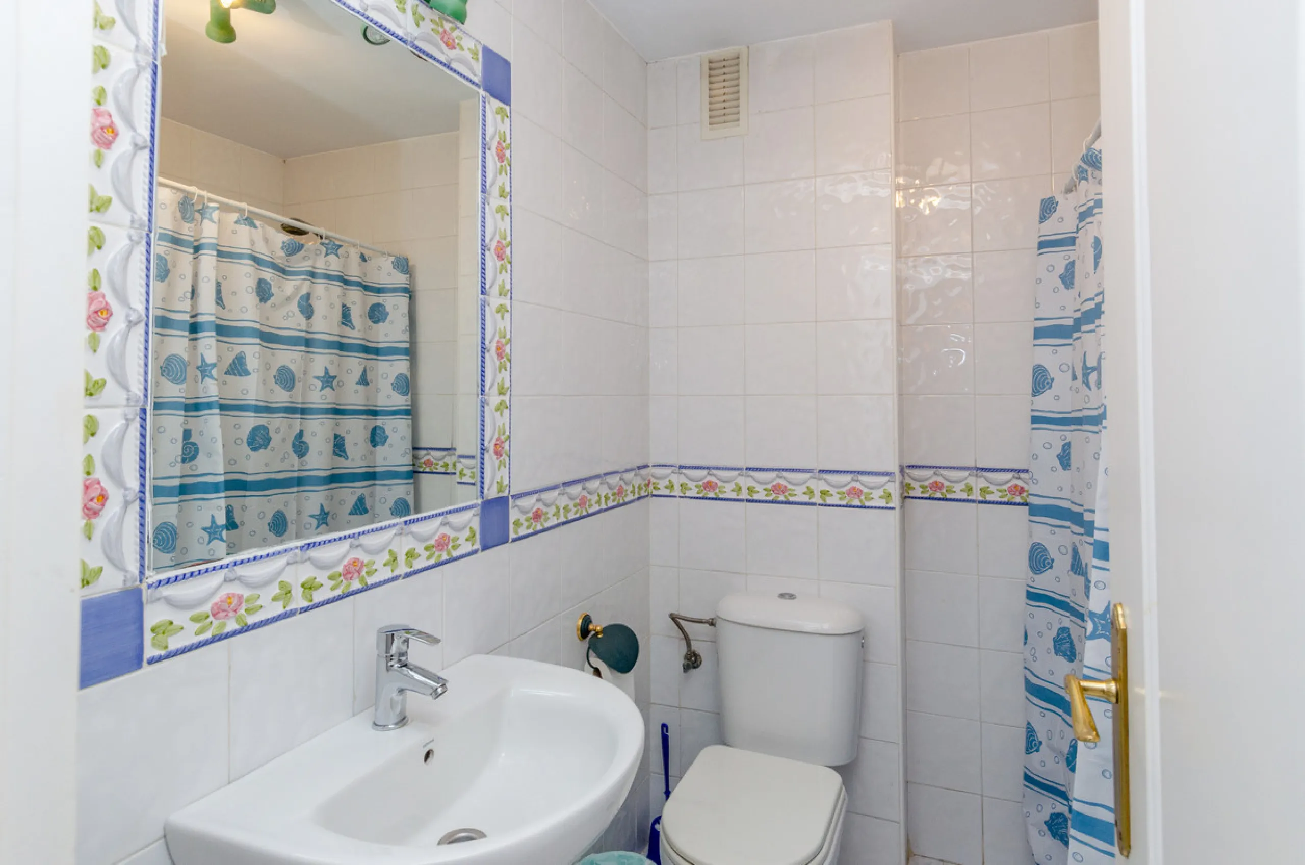Make your dreams a reality!!!!!  If you have always dreamt about living in La Cala de Mijas on the ground floor with direct access to the beautiful community gardens then La Siesta Beach is for you!  The property is on a gated community only a few meters 