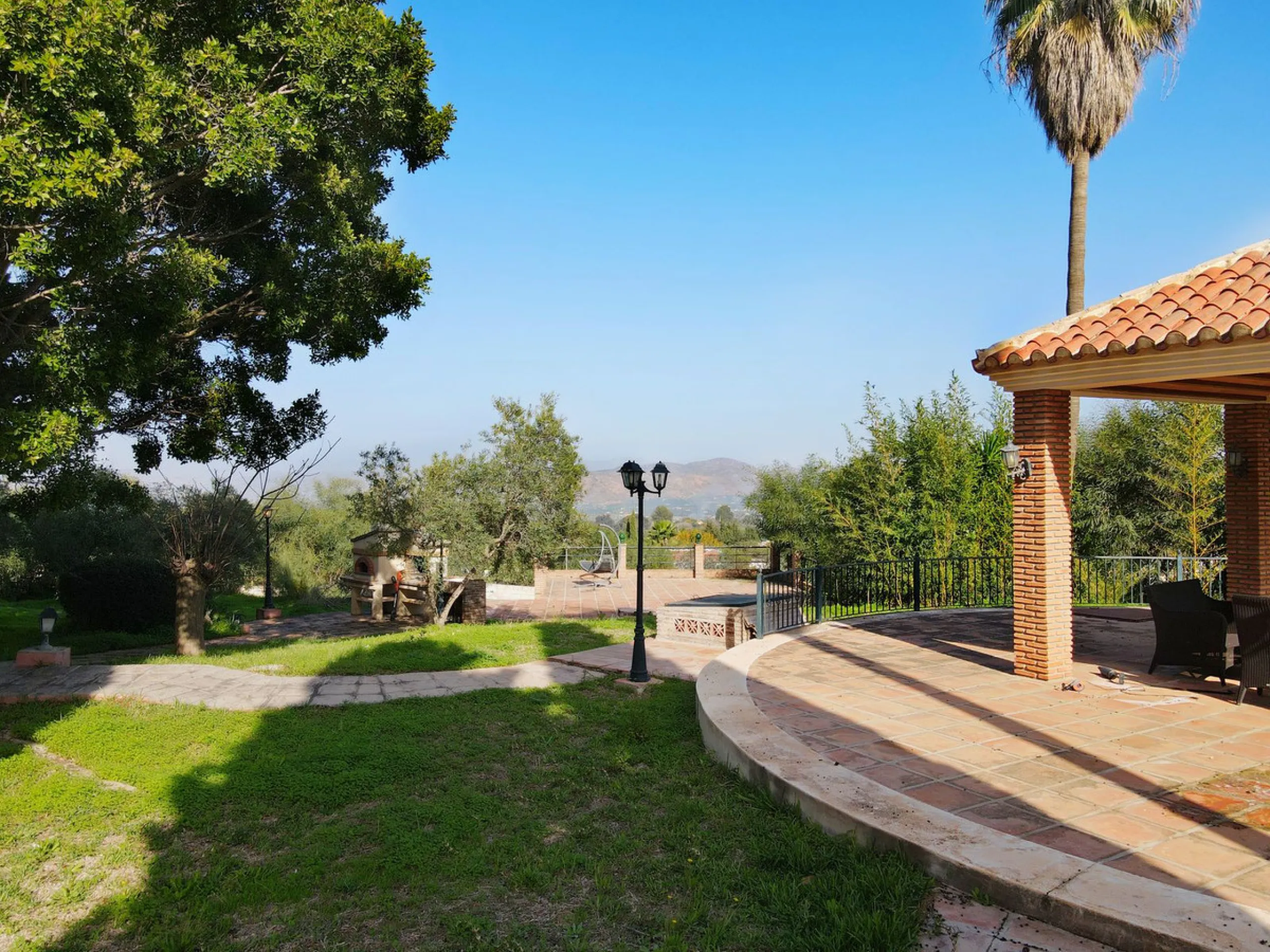 Imagine this spectacular 377 m² villa that not only offers you a dream home, but also the possibility of building another house of up to 800 m² on the spacious 4800 m² plot. Located in an exclusive residential complex, this property is a true treasure for