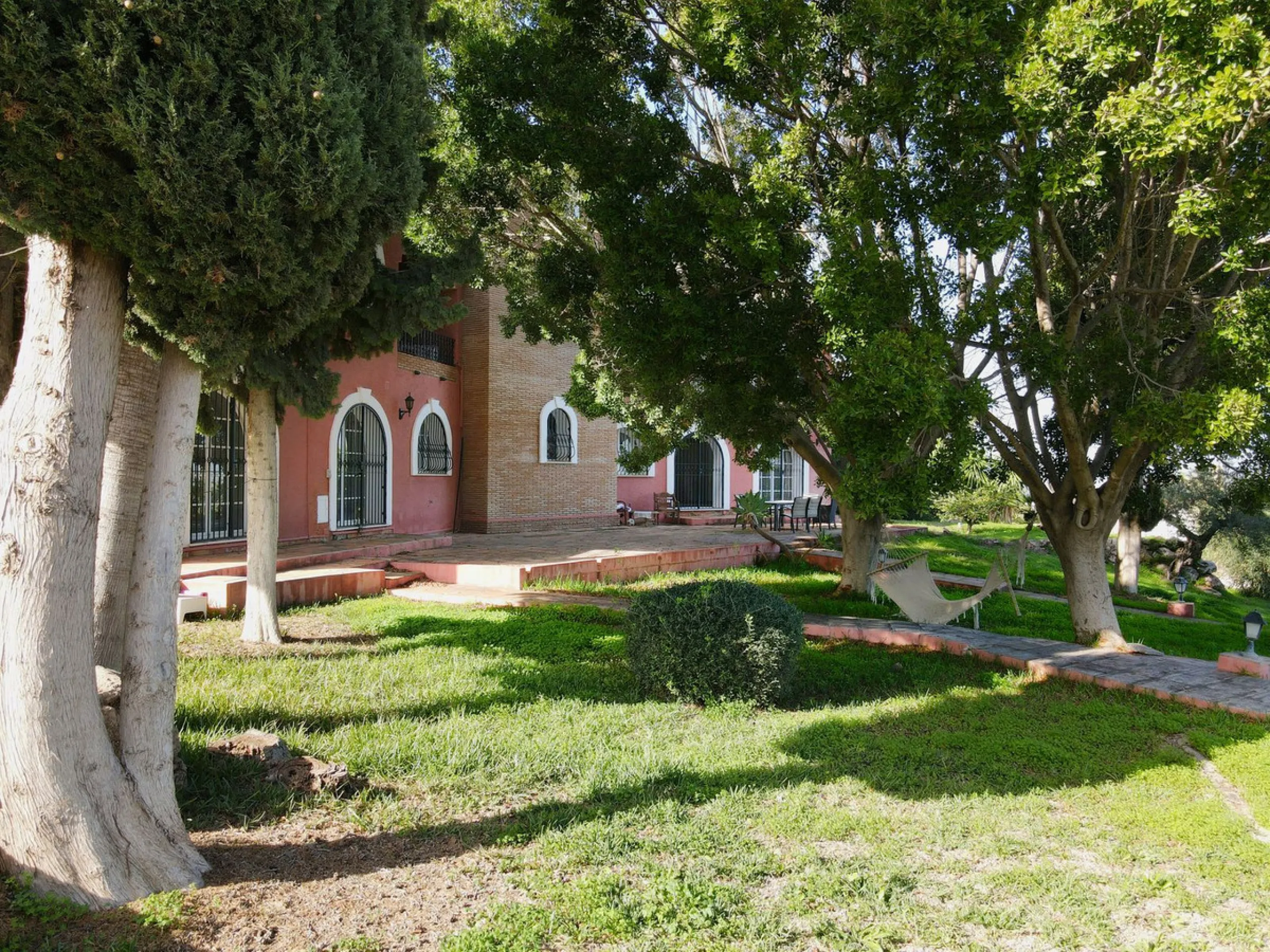 Imagine this spectacular 377 m² villa that not only offers you a dream home, but also the possibility of building another house of up to 800 m² on the spacious 4800 m² plot. Located in an exclusive residential complex, this property is a true treasure for