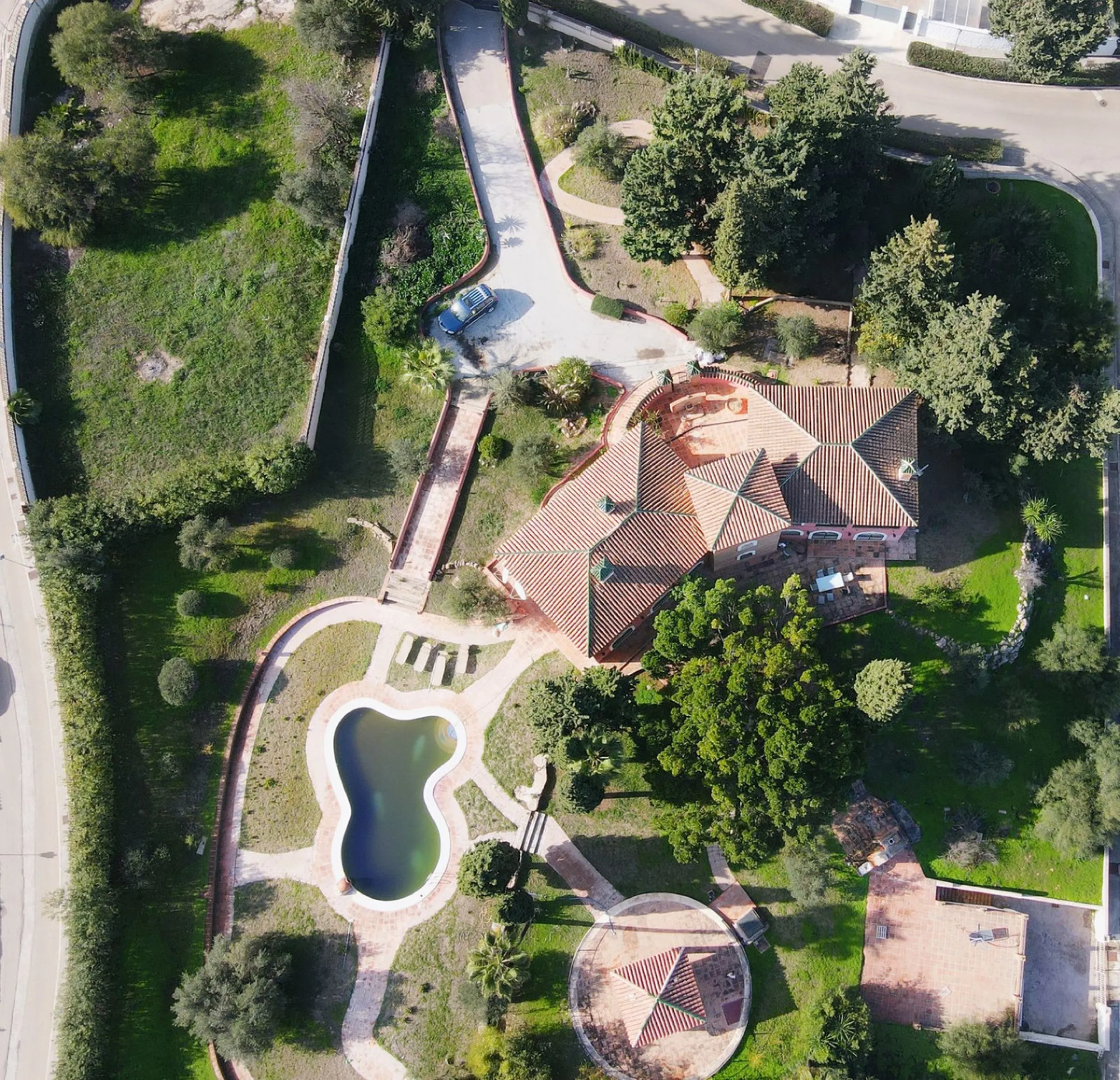 Imagine this spectacular 377 m² villa that not only offers you a dream home, but also the possibility of building another house of up to 800 m² on the spacious 4800 m² plot. Located in an exclusive residential complex, this property is a true treasure for