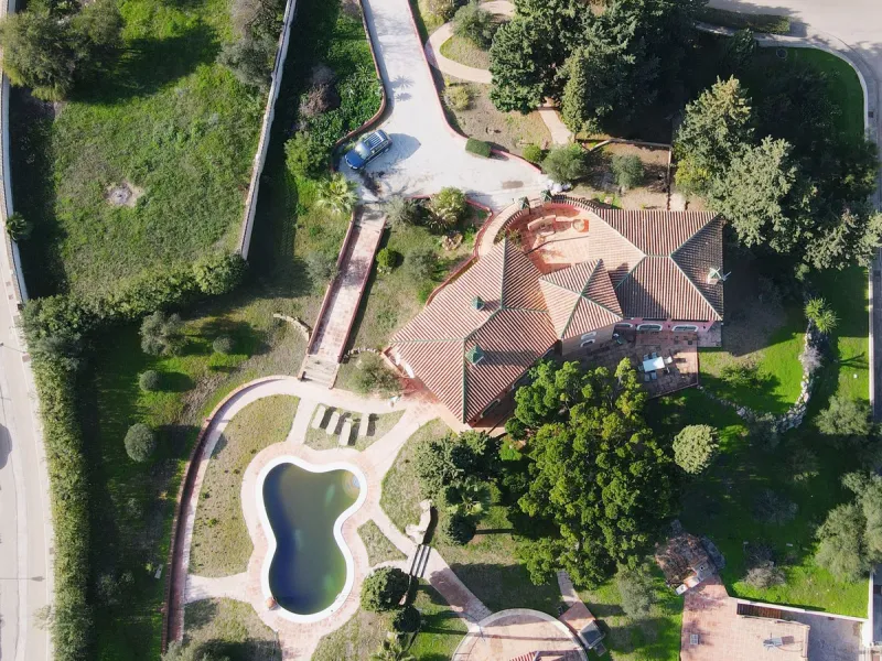 Imagine this spectacular 377 m² villa that not only offers you a dream home, but also the possibility of building another house of up to 800 m² on the spacious 4800 m² plot. Located in an exclusive residential complex, this property is a true treasure for