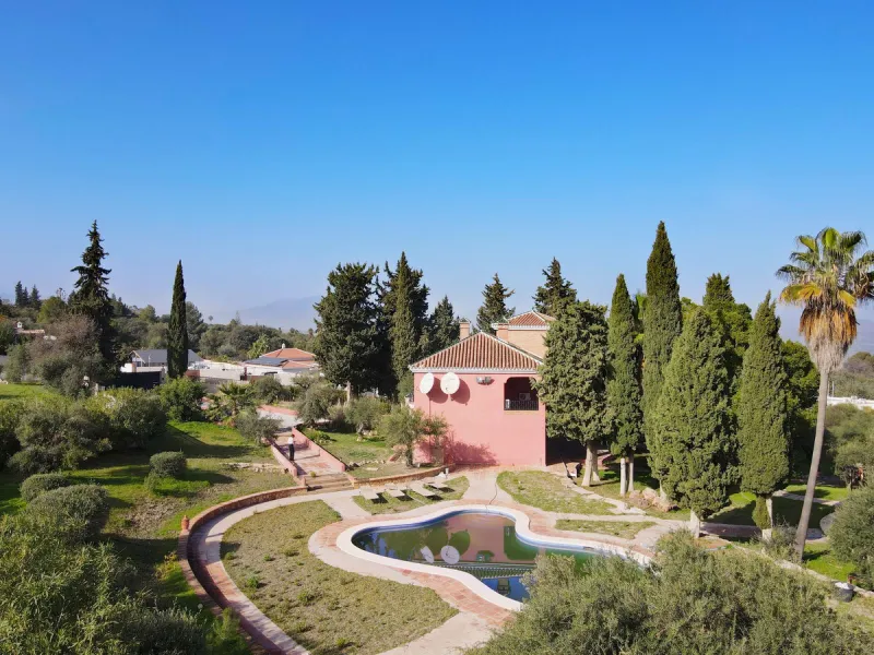 Imagine this spectacular 377 m² villa that not only offers you a dream home, but also the possibility of building another house of up to 800 m² on the spacious 4800 m² plot. Located in an exclusive residential complex, this property is a true treasure for