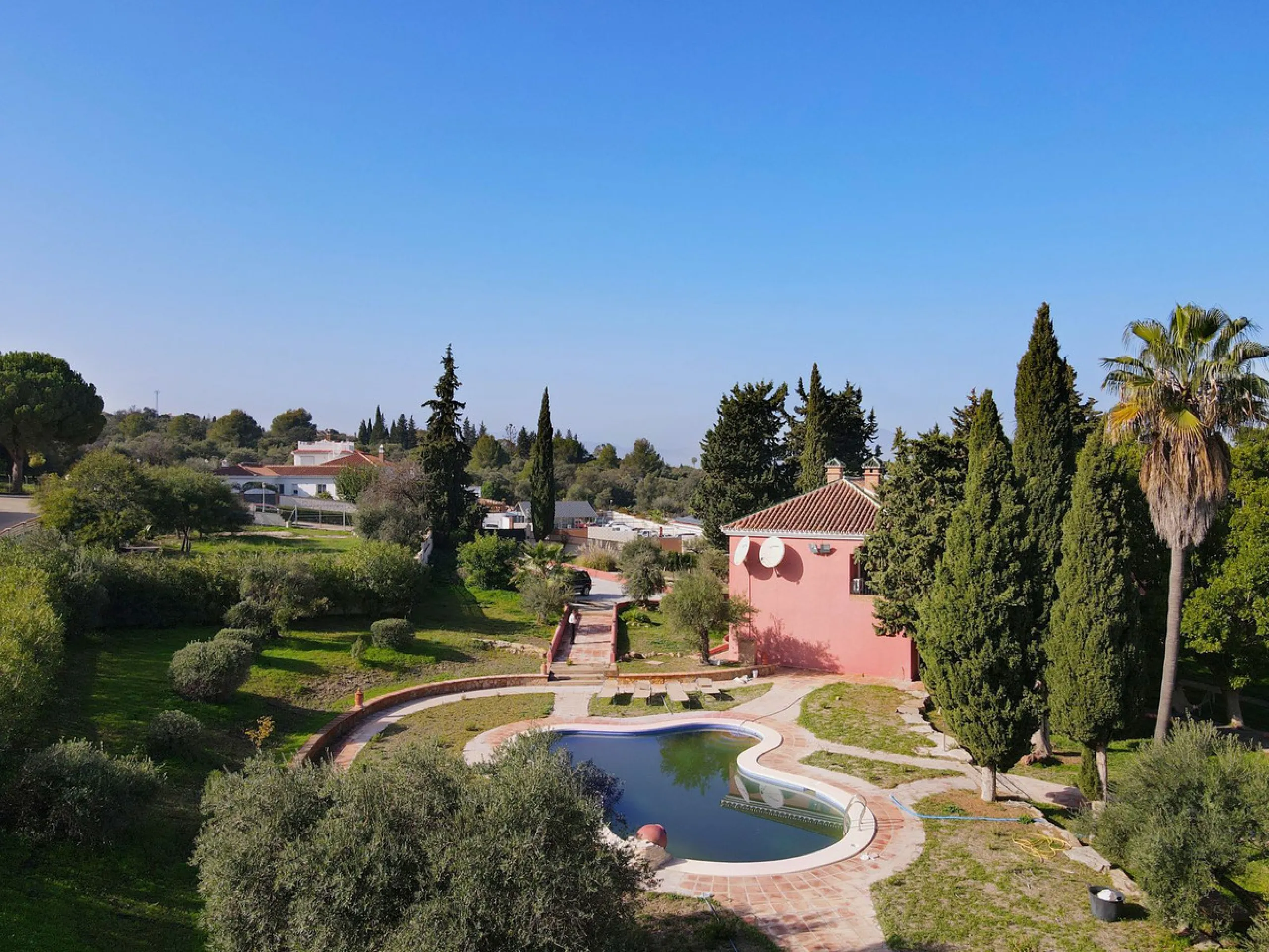 Imagine this spectacular 377 m² villa that not only offers you a dream home, but also the possibility of building another house of up to 800 m² on the spacious 4800 m² plot. Located in an exclusive residential complex, this property is a true treasure for
