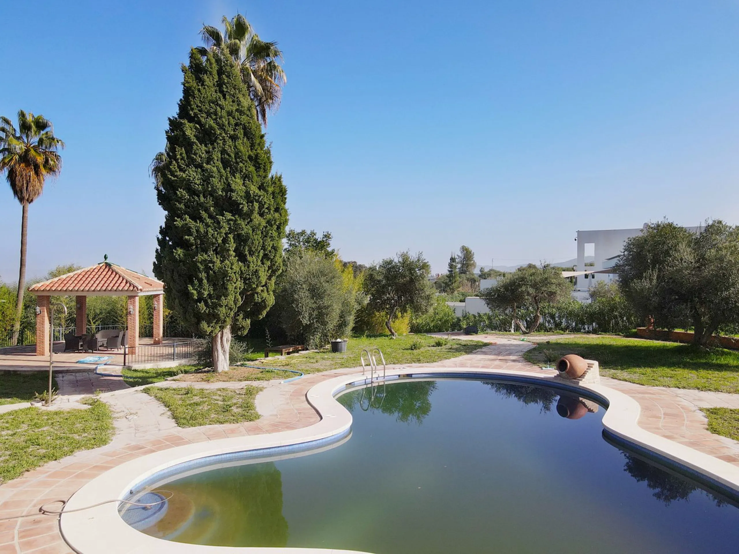 Imagine this spectacular 377 m² villa that not only offers you a dream home, but also the possibility of building another house of up to 800 m² on the spacious 4800 m² plot. Located in an exclusive residential complex, this property is a true treasure for