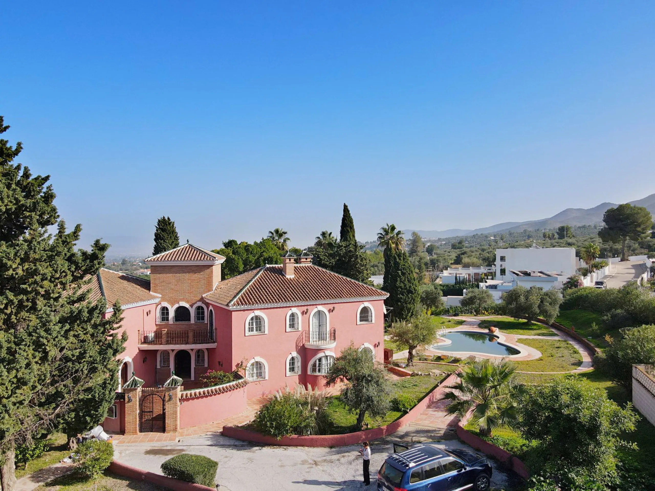 Imagine this spectacular 377 m² villa that not only offers you a dream home, but also the possibility of building another house of up to 800 m² on the spacious 4800 m² plot. Located in an exclusive residential complex, this property is a true treasure for