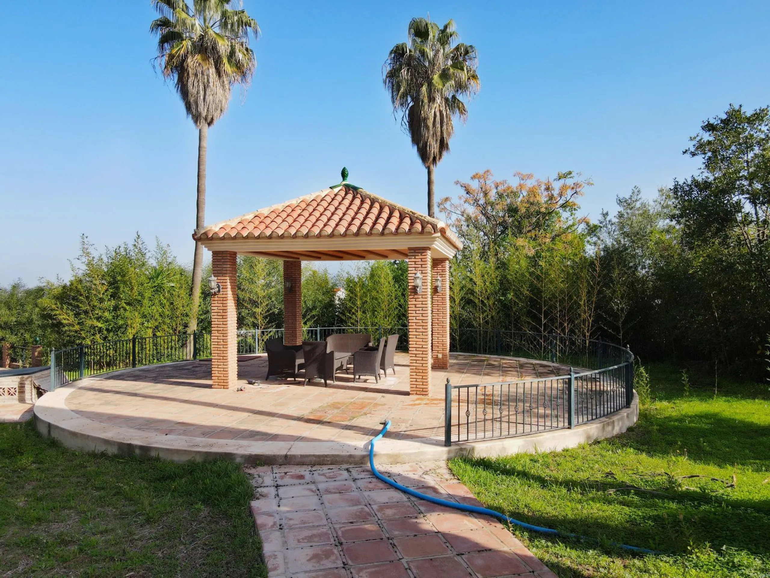 Imagine this spectacular 377 m² villa that not only offers you a dream home, but also the possibility of building another house of up to 800 m² on the spacious 4800 m² plot. Located in an exclusive residential complex, this property is a true treasure for