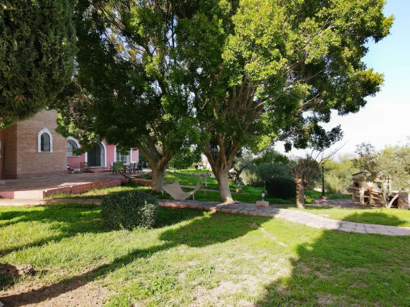 Imagine this spectacular 377 m² villa that not only offers you a dream home, but also the possibility of building another house of up to 800 m² on the spacious 4800 m² plot. Located in an exclusive residential complex, this property is a true treasure for