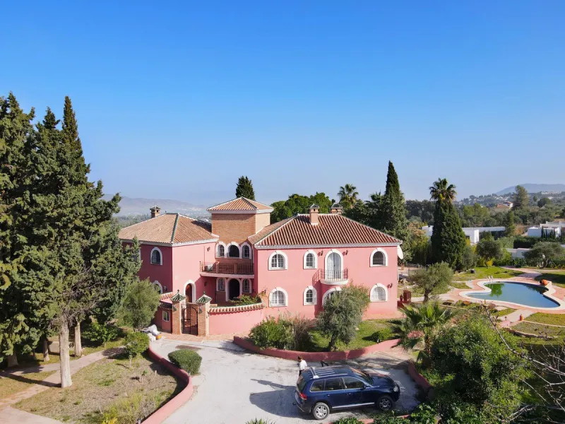 Imagine this spectacular 377 m² villa that not only offers you a dream home, but also the possibility of building another house of up to 800 m² on the spacious 4800 m² plot. Located in an exclusive residential complex, this property is a true treasure for