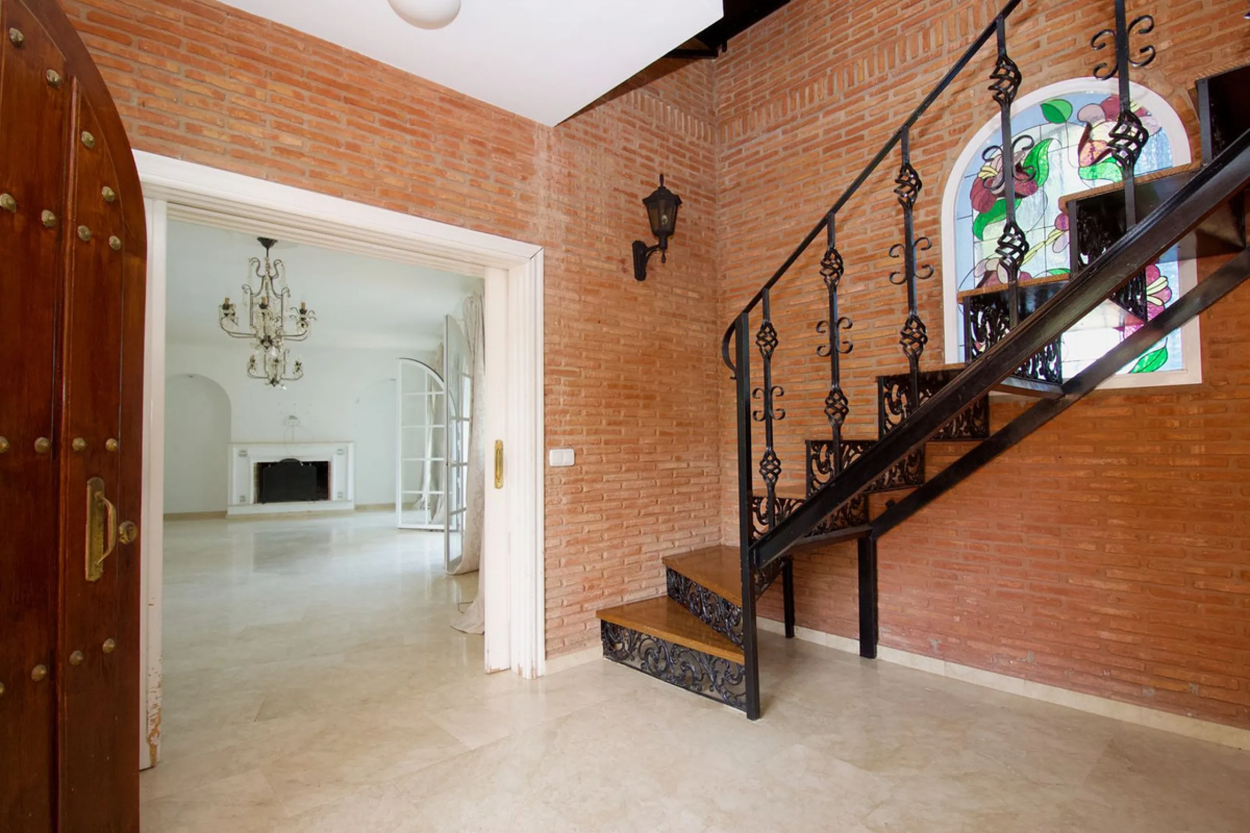 Imagine this spectacular 377 m² villa that not only offers you a dream home, but also the possibility of building another house of up to 800 m² on the spacious 4800 m² plot. Located in an exclusive residential complex, this property is a true treasure for
