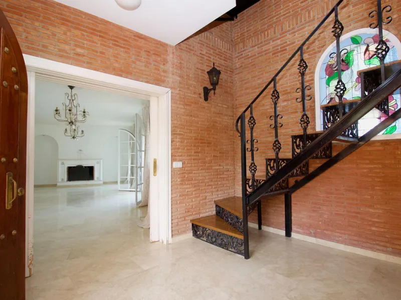 Imagine this spectacular 377 m² villa that not only offers you a dream home, but also the possibility of building another house of up to 800 m² on the spacious 4800 m² plot. Located in an exclusive residential complex, this property is a true treasure for