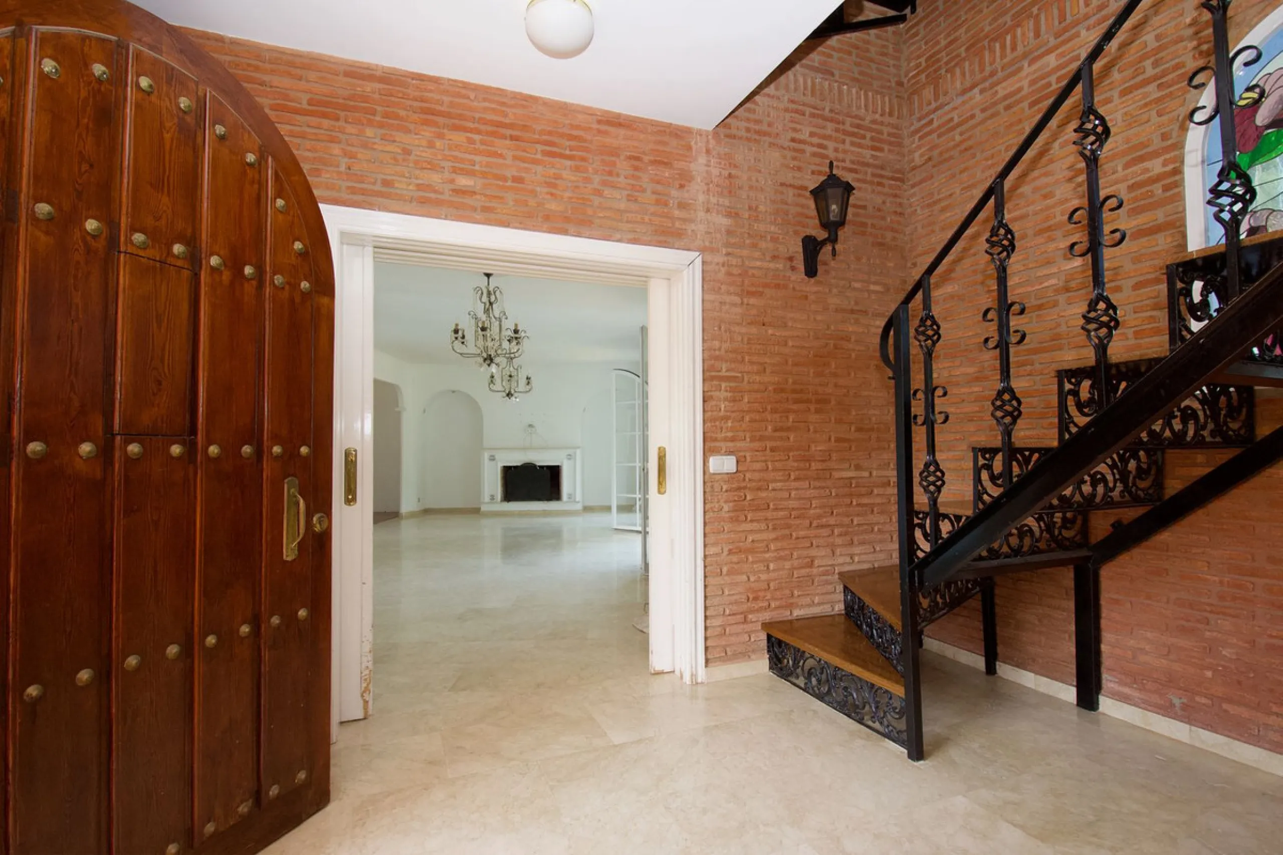 Imagine this spectacular 377 m² villa that not only offers you a dream home, but also the possibility of building another house of up to 800 m² on the spacious 4800 m² plot. Located in an exclusive residential complex, this property is a true treasure for