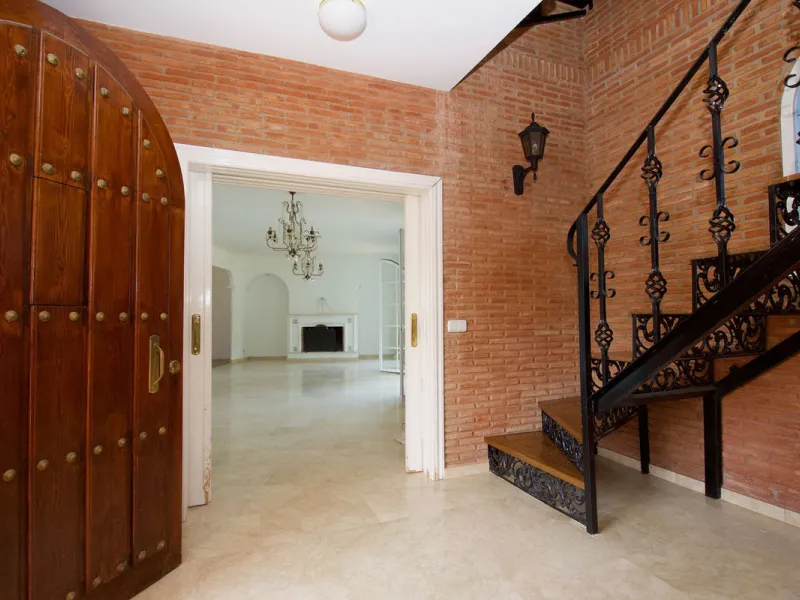Imagine this spectacular 377 m² villa that not only offers you a dream home, but also the possibility of building another house of up to 800 m² on the spacious 4800 m² plot. Located in an exclusive residential complex, this property is a true treasure for