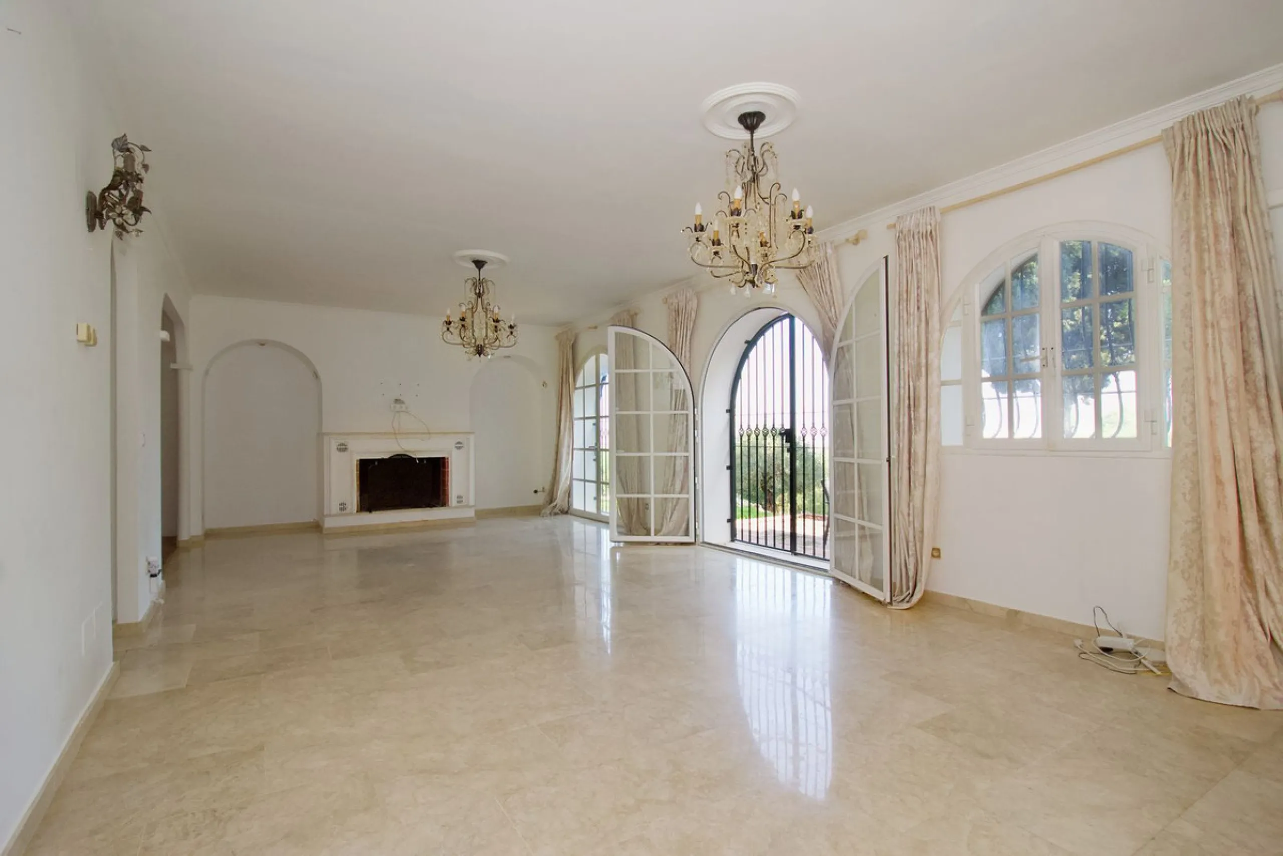 Imagine this spectacular 377 m² villa that not only offers you a dream home, but also the possibility of building another house of up to 800 m² on the spacious 4800 m² plot. Located in an exclusive residential complex, this property is a true treasure for