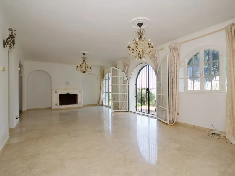 Imagine this spectacular 377 m² villa that not only offers you a dream home, but also the possibility of building another house of up to 800 m² on the spacious 4800 m² plot. Located in an exclusive residential complex, this property is a true treasure for