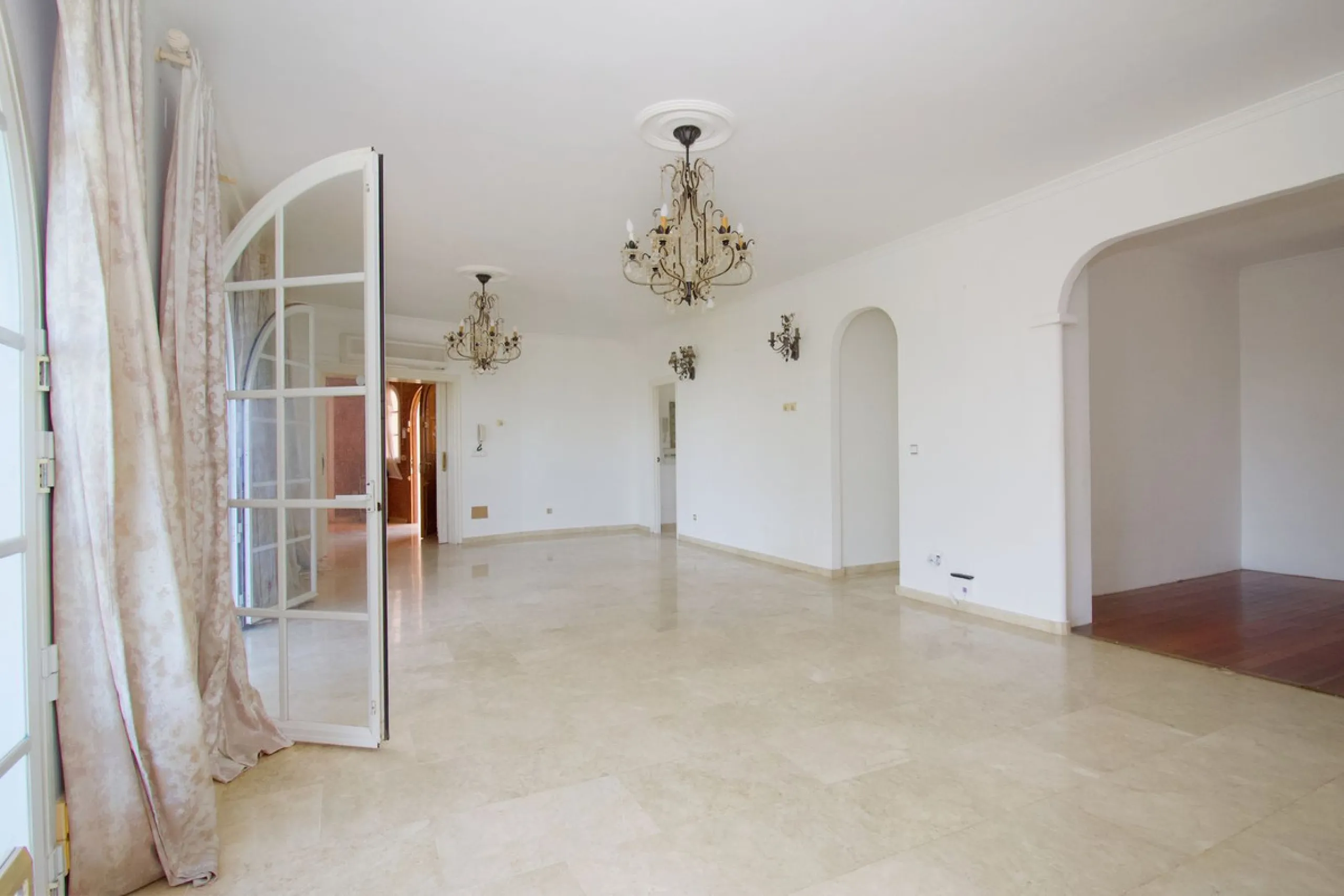 Imagine this spectacular 377 m² villa that not only offers you a dream home, but also the possibility of building another house of up to 800 m² on the spacious 4800 m² plot. Located in an exclusive residential complex, this property is a true treasure for