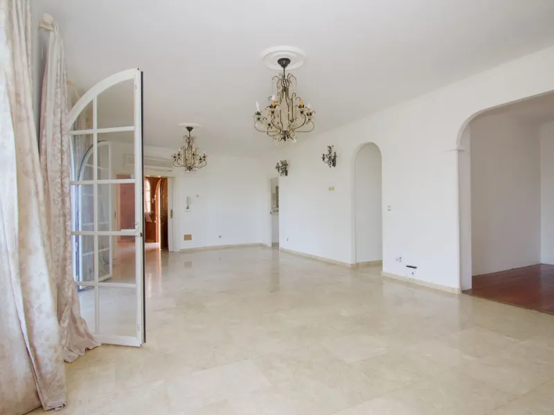 Imagine this spectacular 377 m² villa that not only offers you a dream home, but also the possibility of building another house of up to 800 m² on the spacious 4800 m² plot. Located in an exclusive residential complex, this property is a true treasure for