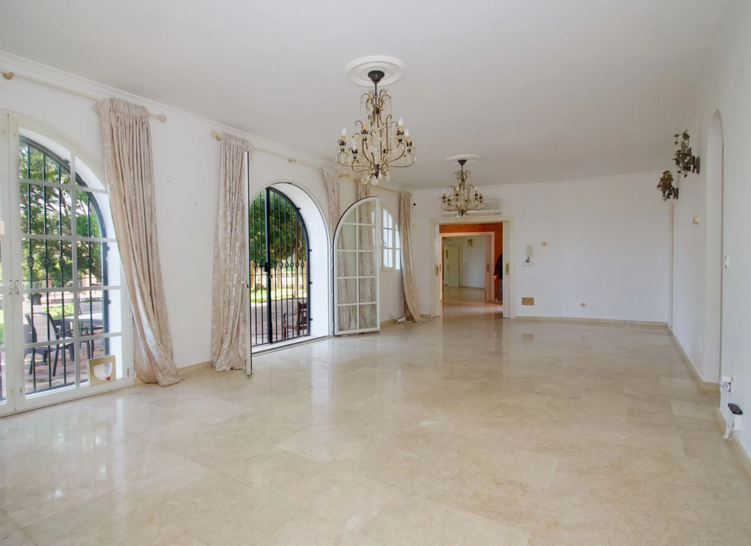 Imagine this spectacular 377 m² villa that not only offers you a dream home, but also the possibility of building another house of up to 800 m² on the spacious 4800 m² plot. Located in an exclusive residential complex, this property is a true treasure for