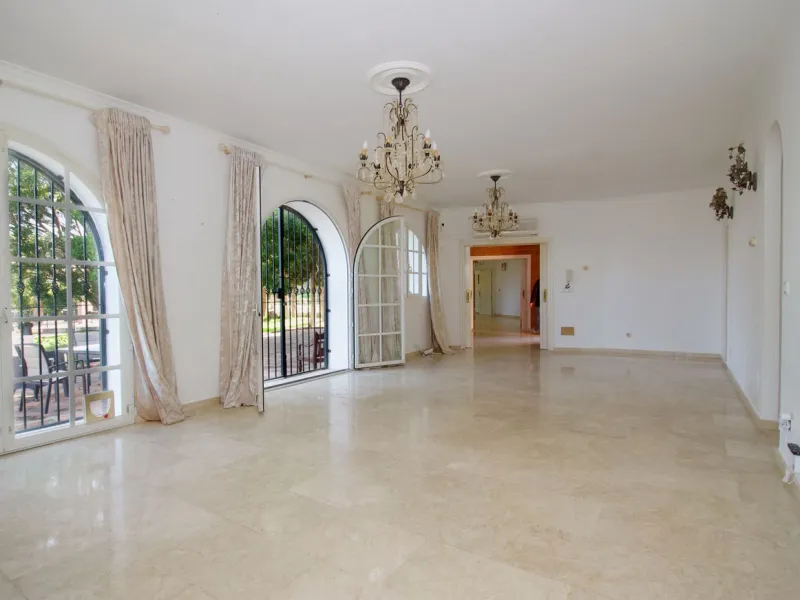 Imagine this spectacular 377 m² villa that not only offers you a dream home, but also the possibility of building another house of up to 800 m² on the spacious 4800 m² plot. Located in an exclusive residential complex, this property is a true treasure for