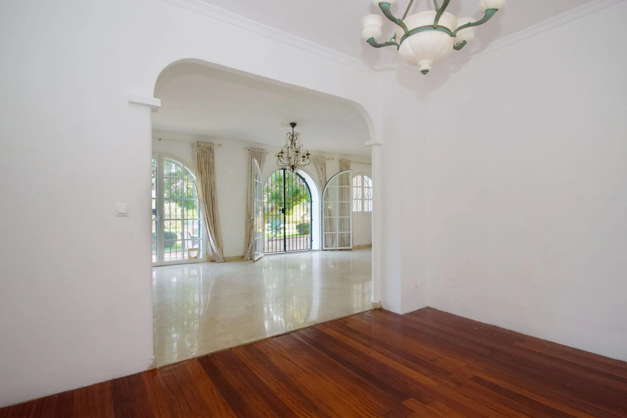 Imagine this spectacular 377 m² villa that not only offers you a dream home, but also the possibility of building another house of up to 800 m² on the spacious 4800 m² plot. Located in an exclusive residential complex, this property is a true treasure for