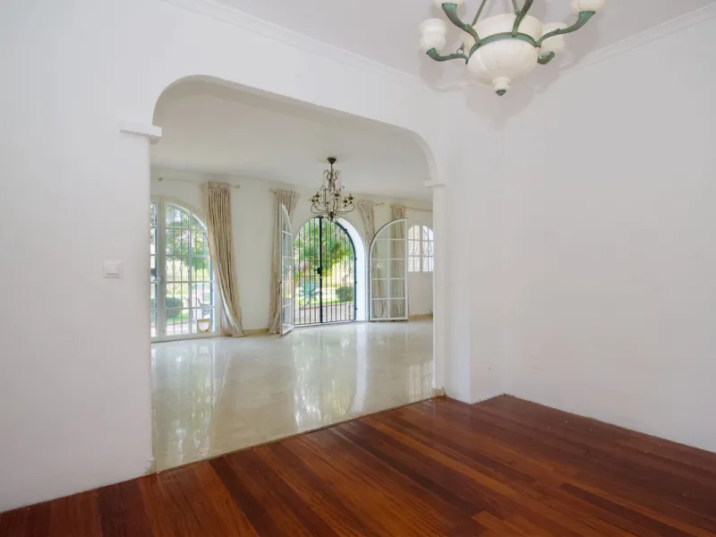 Imagine this spectacular 377 m² villa that not only offers you a dream home, but also the possibility of building another house of up to 800 m² on the spacious 4800 m² plot. Located in an exclusive residential complex, this property is a true treasure for