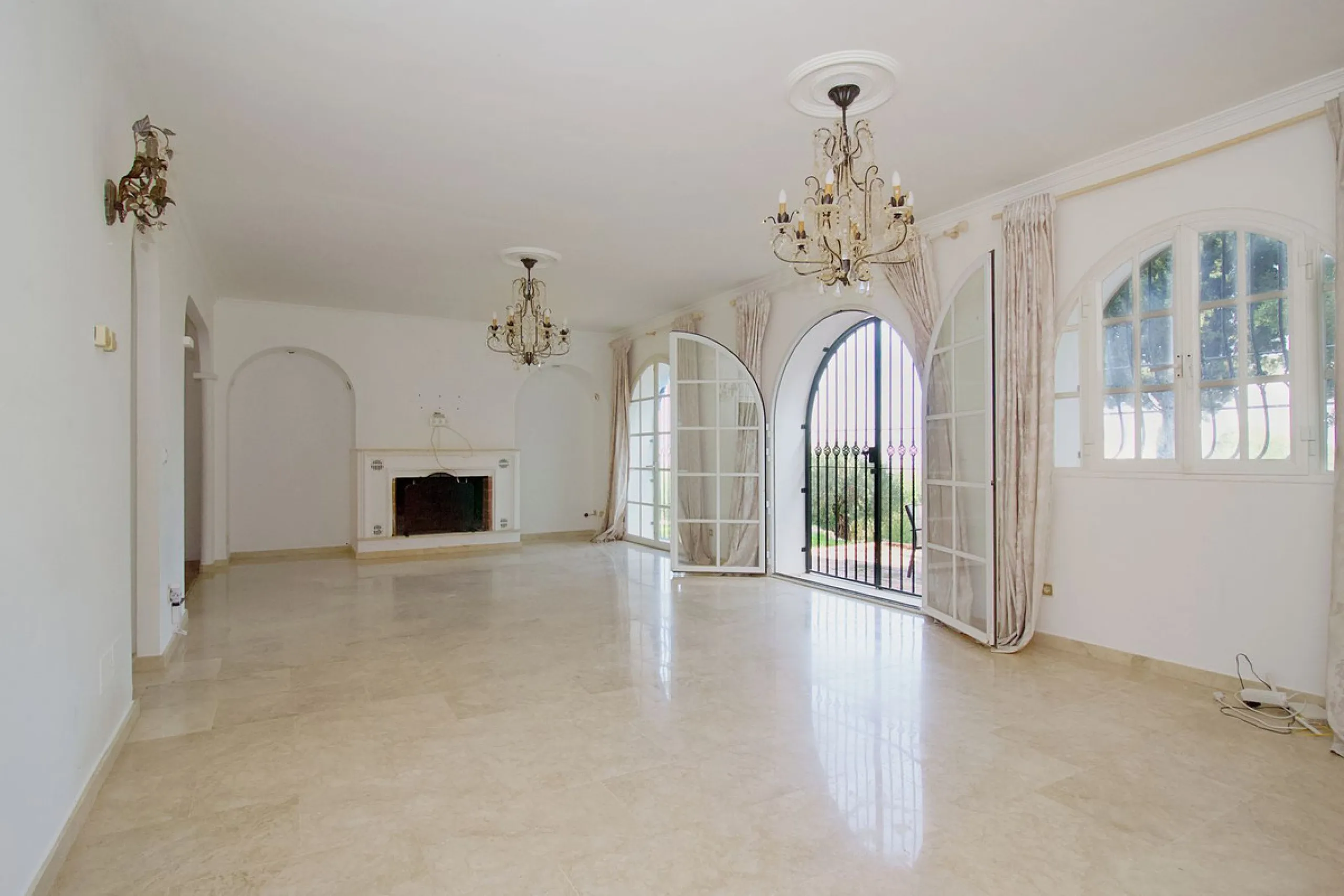 Imagine this spectacular 377 m² villa that not only offers you a dream home, but also the possibility of building another house of up to 800 m² on the spacious 4800 m² plot. Located in an exclusive residential complex, this property is a true treasure for