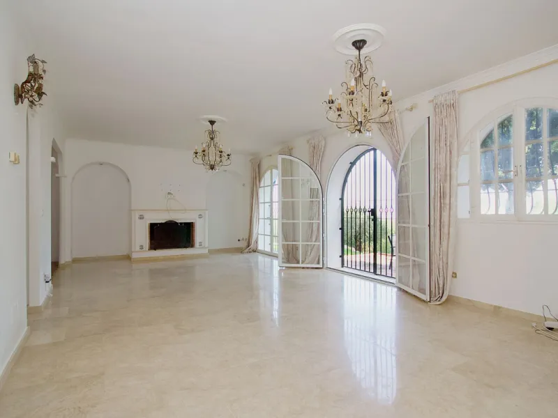 Imagine this spectacular 377 m² villa that not only offers you a dream home, but also the possibility of building another house of up to 800 m² on the spacious 4800 m² plot. Located in an exclusive residential complex, this property is a true treasure for