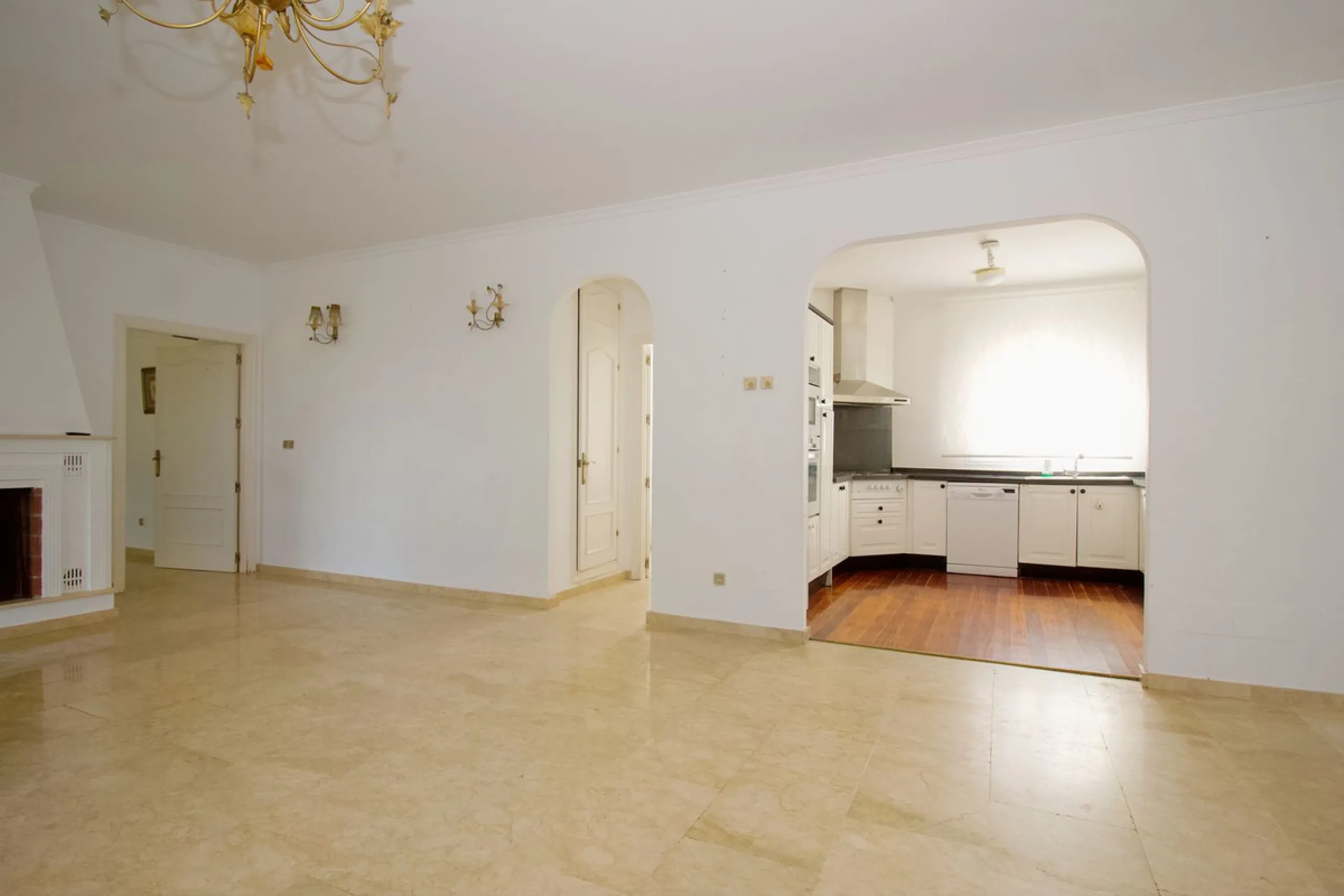Imagine this spectacular 377 m² villa that not only offers you a dream home, but also the possibility of building another house of up to 800 m² on the spacious 4800 m² plot. Located in an exclusive residential complex, this property is a true treasure for