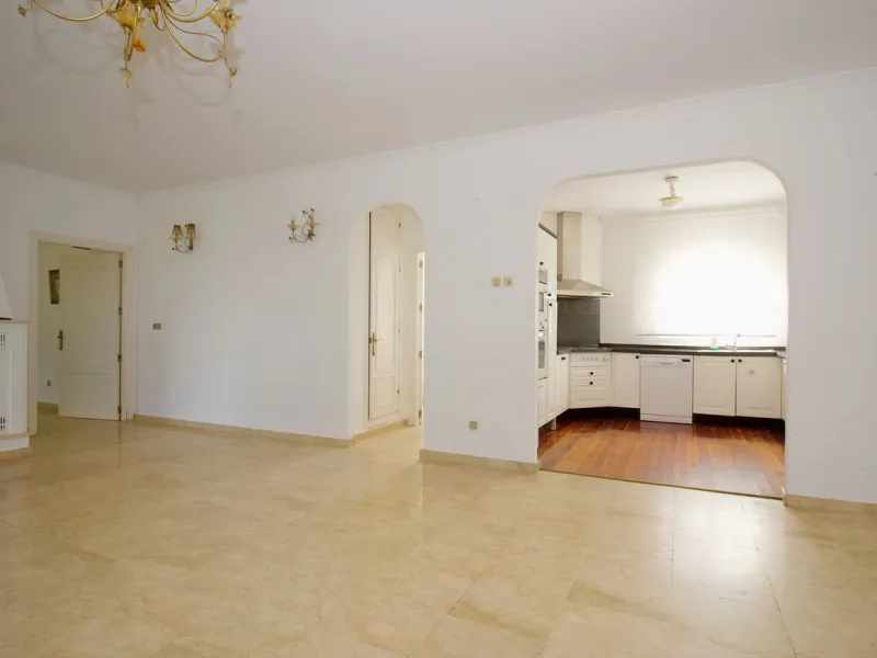 Imagine this spectacular 377 m² villa that not only offers you a dream home, but also the possibility of building another house of up to 800 m² on the spacious 4800 m² plot. Located in an exclusive residential complex, this property is a true treasure for