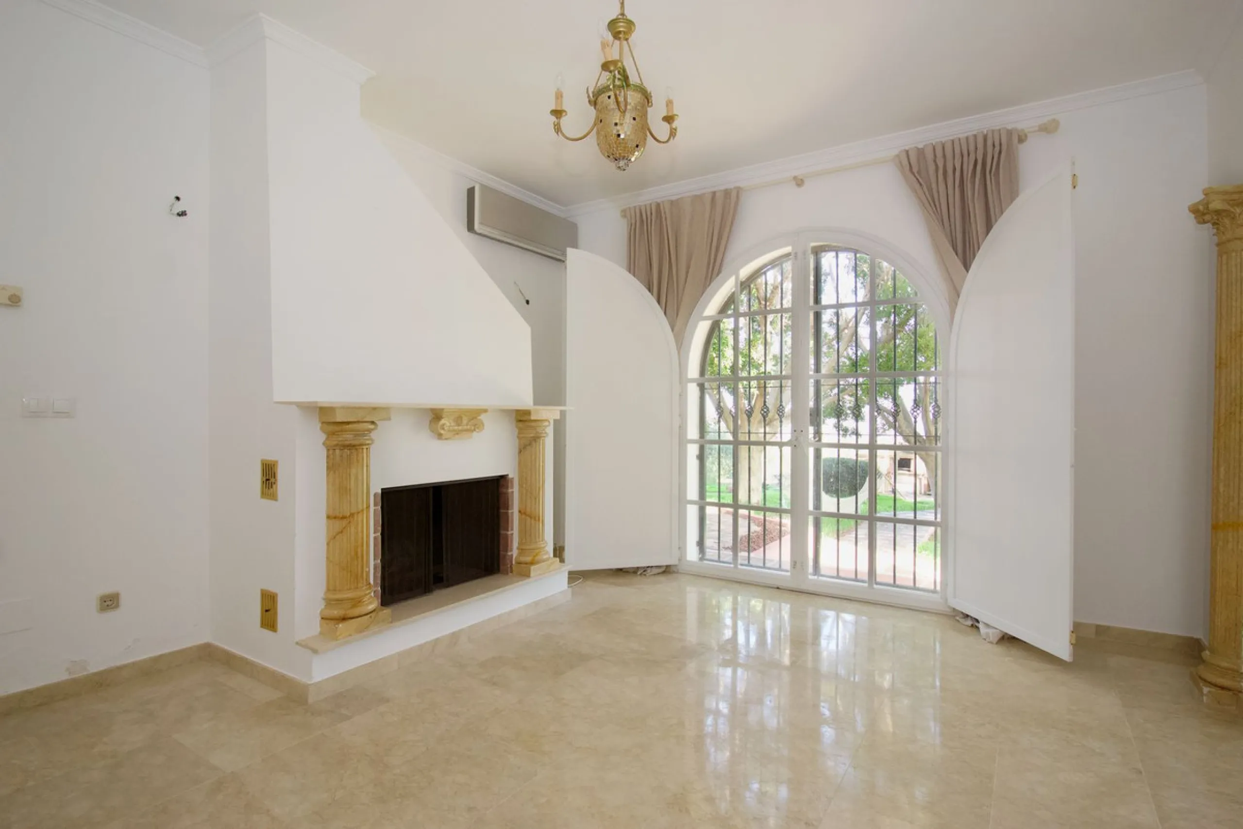 Imagine this spectacular 377 m² villa that not only offers you a dream home, but also the possibility of building another house of up to 800 m² on the spacious 4800 m² plot. Located in an exclusive residential complex, this property is a true treasure for