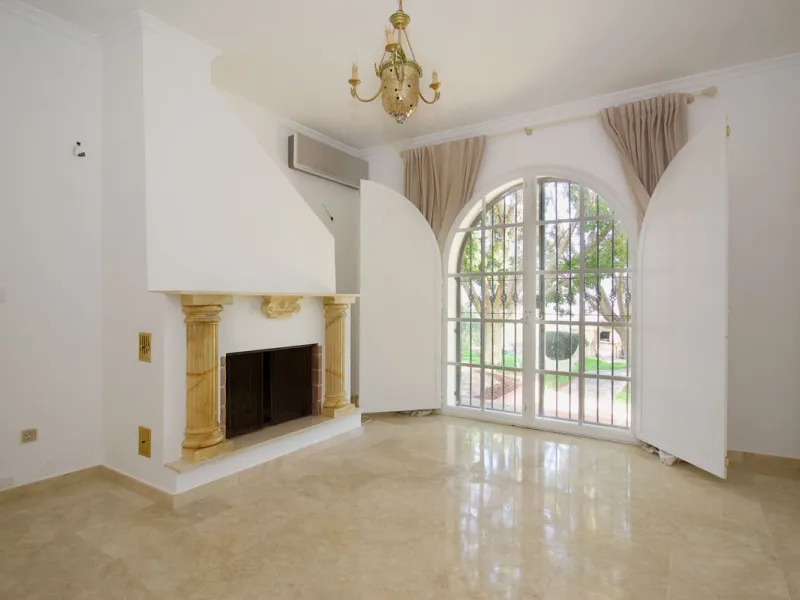 Imagine this spectacular 377 m² villa that not only offers you a dream home, but also the possibility of building another house of up to 800 m² on the spacious 4800 m² plot. Located in an exclusive residential complex, this property is a true treasure for