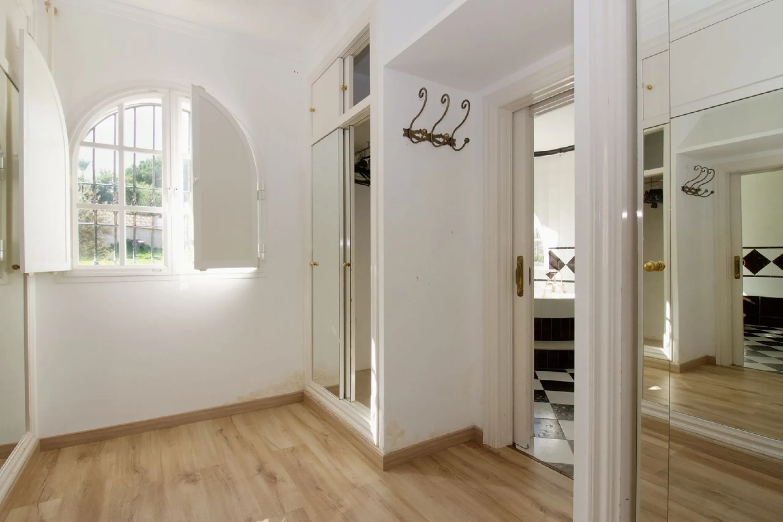 Imagine this spectacular 377 m² villa that not only offers you a dream home, but also the possibility of building another house of up to 800 m² on the spacious 4800 m² plot. Located in an exclusive residential complex, this property is a true treasure for