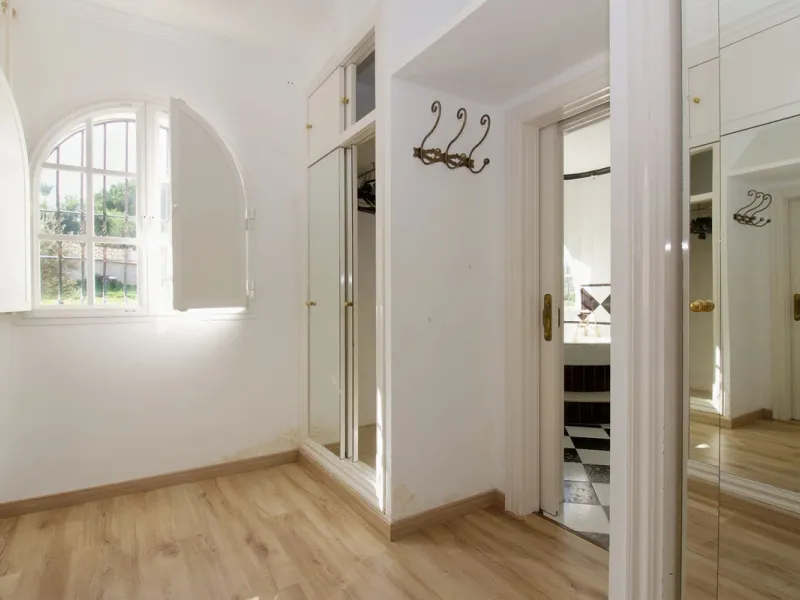 Imagine this spectacular 377 m² villa that not only offers you a dream home, but also the possibility of building another house of up to 800 m² on the spacious 4800 m² plot. Located in an exclusive residential complex, this property is a true treasure for