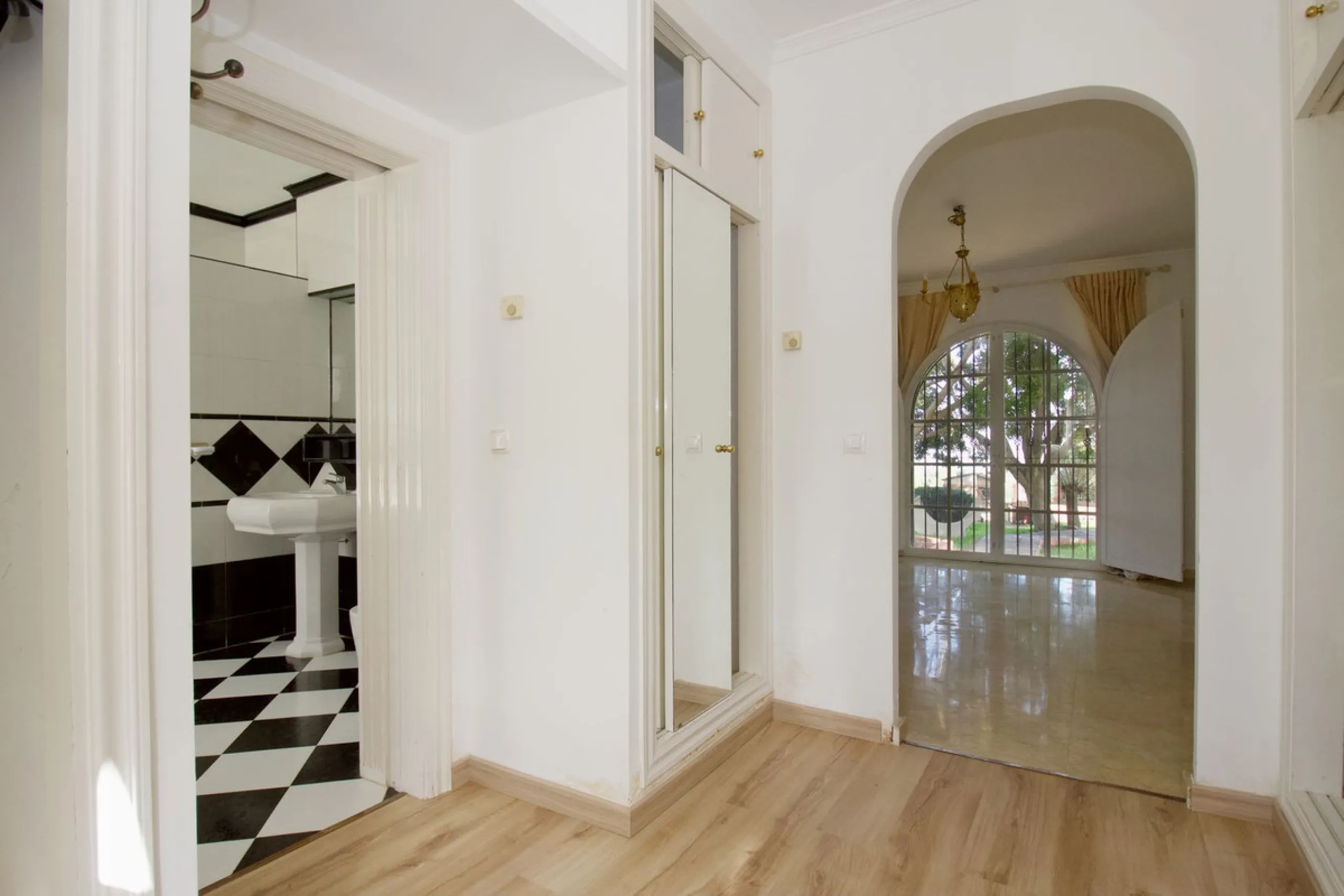 Imagine this spectacular 377 m² villa that not only offers you a dream home, but also the possibility of building another house of up to 800 m² on the spacious 4800 m² plot. Located in an exclusive residential complex, this property is a true treasure for