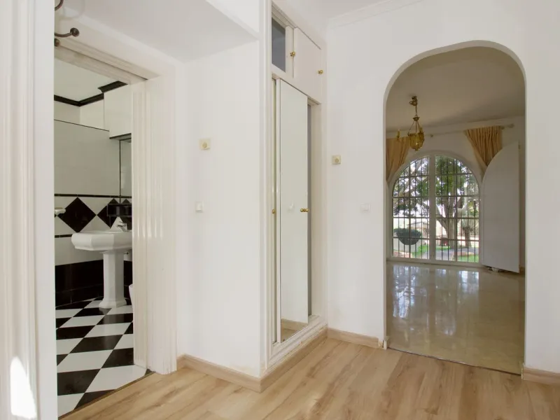 Imagine this spectacular 377 m² villa that not only offers you a dream home, but also the possibility of building another house of up to 800 m² on the spacious 4800 m² plot. Located in an exclusive residential complex, this property is a true treasure for