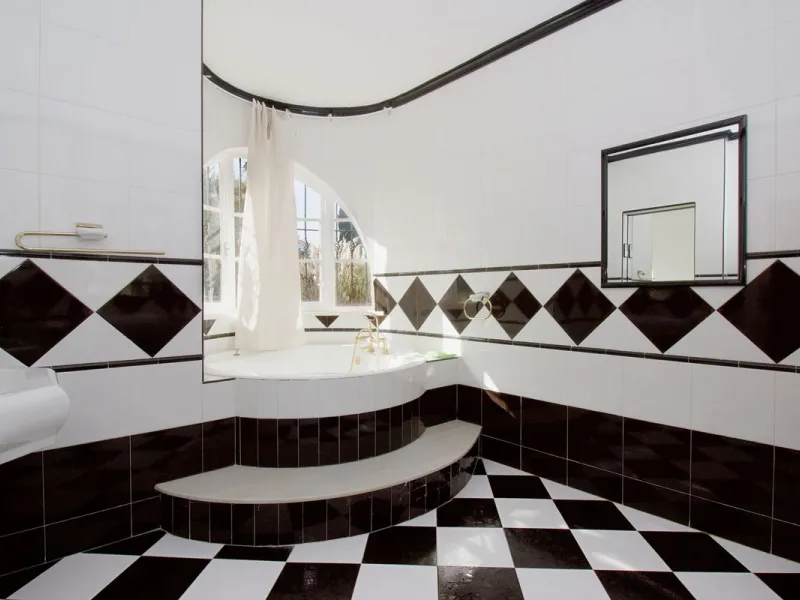 Imagine this spectacular 377 m² villa that not only offers you a dream home, but also the possibility of building another house of up to 800 m² on the spacious 4800 m² plot. Located in an exclusive residential complex, this property is a true treasure for