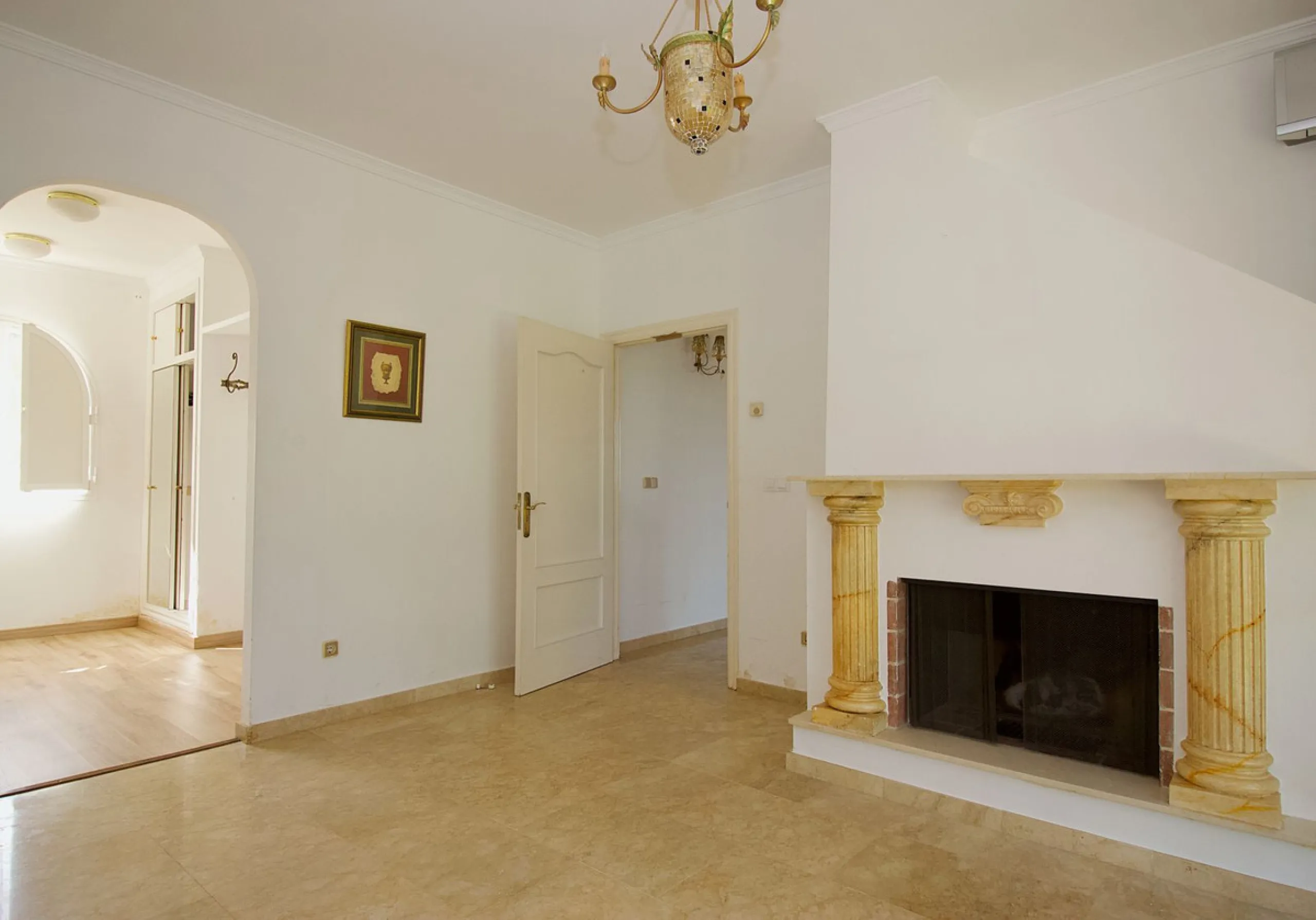 Imagine this spectacular 377 m² villa that not only offers you a dream home, but also the possibility of building another house of up to 800 m² on the spacious 4800 m² plot. Located in an exclusive residential complex, this property is a true treasure for