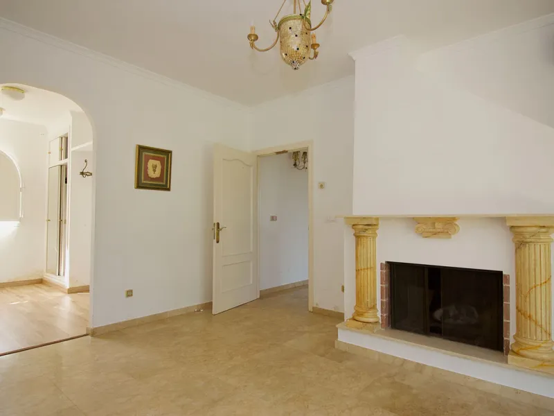 Imagine this spectacular 377 m² villa that not only offers you a dream home, but also the possibility of building another house of up to 800 m² on the spacious 4800 m² plot. Located in an exclusive residential complex, this property is a true treasure for