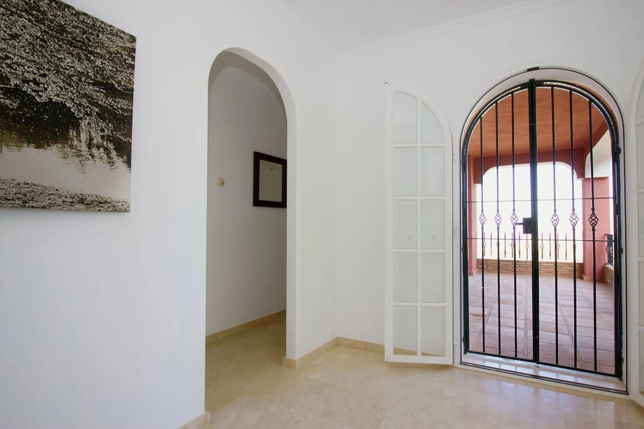 Imagine this spectacular 377 m² villa that not only offers you a dream home, but also the possibility of building another house of up to 800 m² on the spacious 4800 m² plot. Located in an exclusive residential complex, this property is a true treasure for