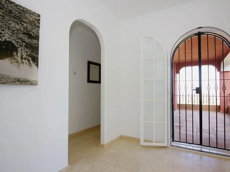 Imagine this spectacular 377 m² villa that not only offers you a dream home, but also the possibility of building another house of up to 800 m² on the spacious 4800 m² plot. Located in an exclusive residential complex, this property is a true treasure for