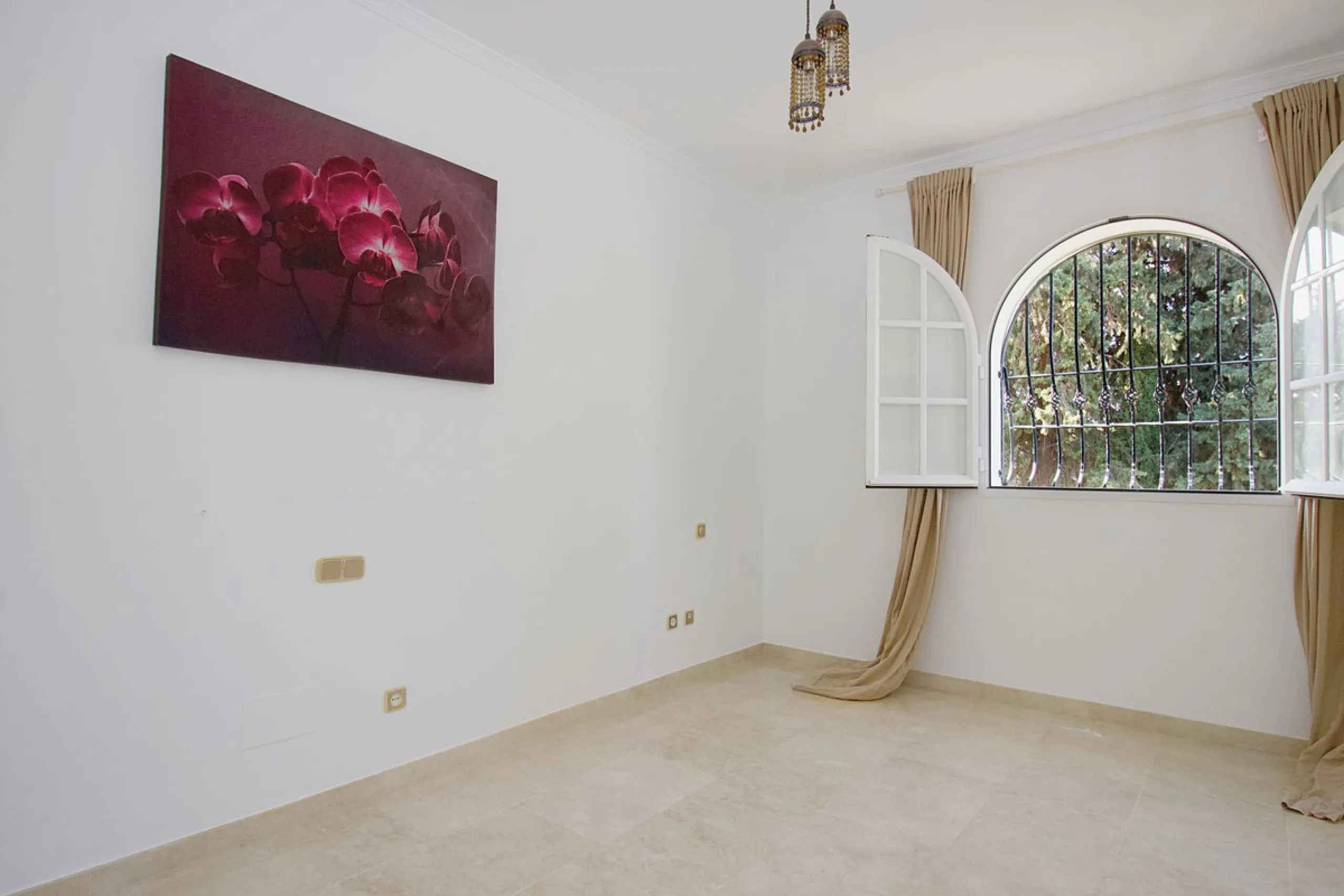 Imagine this spectacular 377 m² villa that not only offers you a dream home, but also the possibility of building another house of up to 800 m² on the spacious 4800 m² plot. Located in an exclusive residential complex, this property is a true treasure for