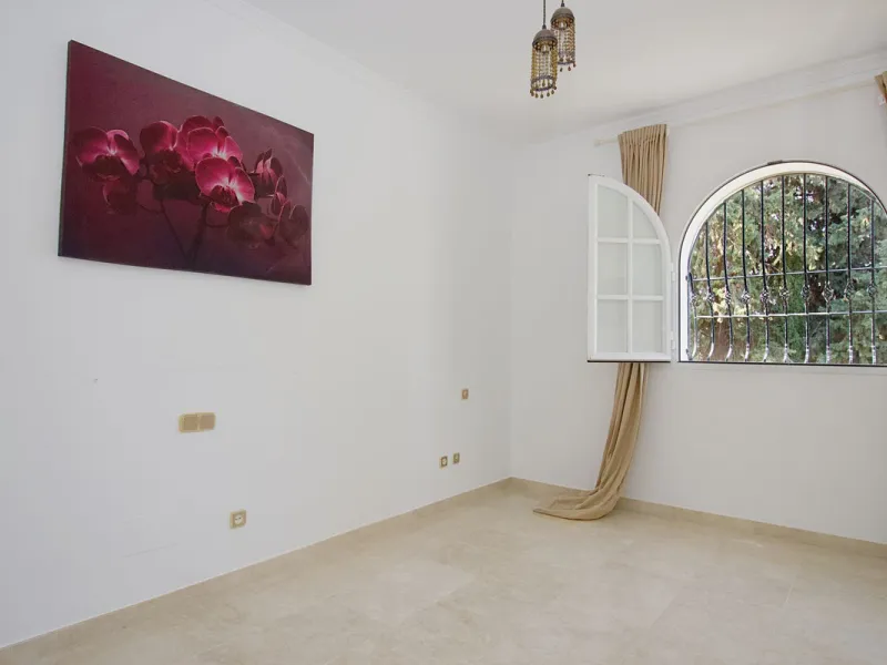 Imagine this spectacular 377 m² villa that not only offers you a dream home, but also the possibility of building another house of up to 800 m² on the spacious 4800 m² plot. Located in an exclusive residential complex, this property is a true treasure for