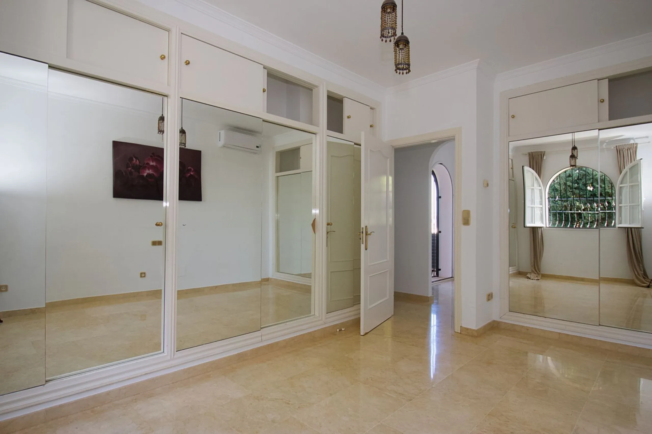 Imagine this spectacular 377 m² villa that not only offers you a dream home, but also the possibility of building another house of up to 800 m² on the spacious 4800 m² plot. Located in an exclusive residential complex, this property is a true treasure for