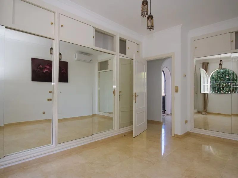 Imagine this spectacular 377 m² villa that not only offers you a dream home, but also the possibility of building another house of up to 800 m² on the spacious 4800 m² plot. Located in an exclusive residential complex, this property is a true treasure for