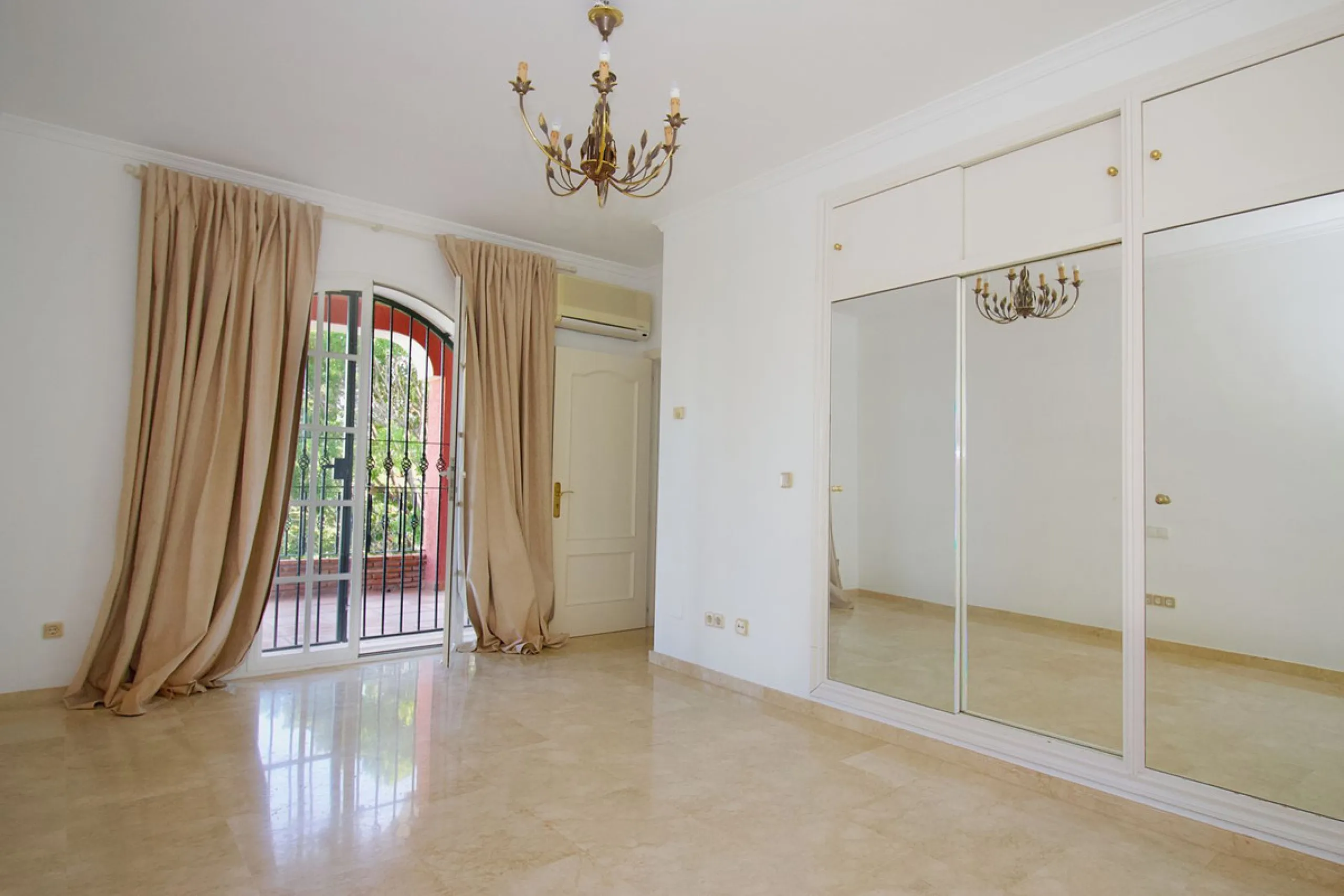 Imagine this spectacular 377 m² villa that not only offers you a dream home, but also the possibility of building another house of up to 800 m² on the spacious 4800 m² plot. Located in an exclusive residential complex, this property is a true treasure for