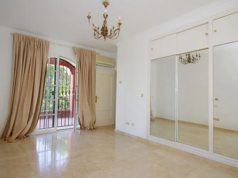 Imagine this spectacular 377 m² villa that not only offers you a dream home, but also the possibility of building another house of up to 800 m² on the spacious 4800 m² plot. Located in an exclusive residential complex, this property is a true treasure for