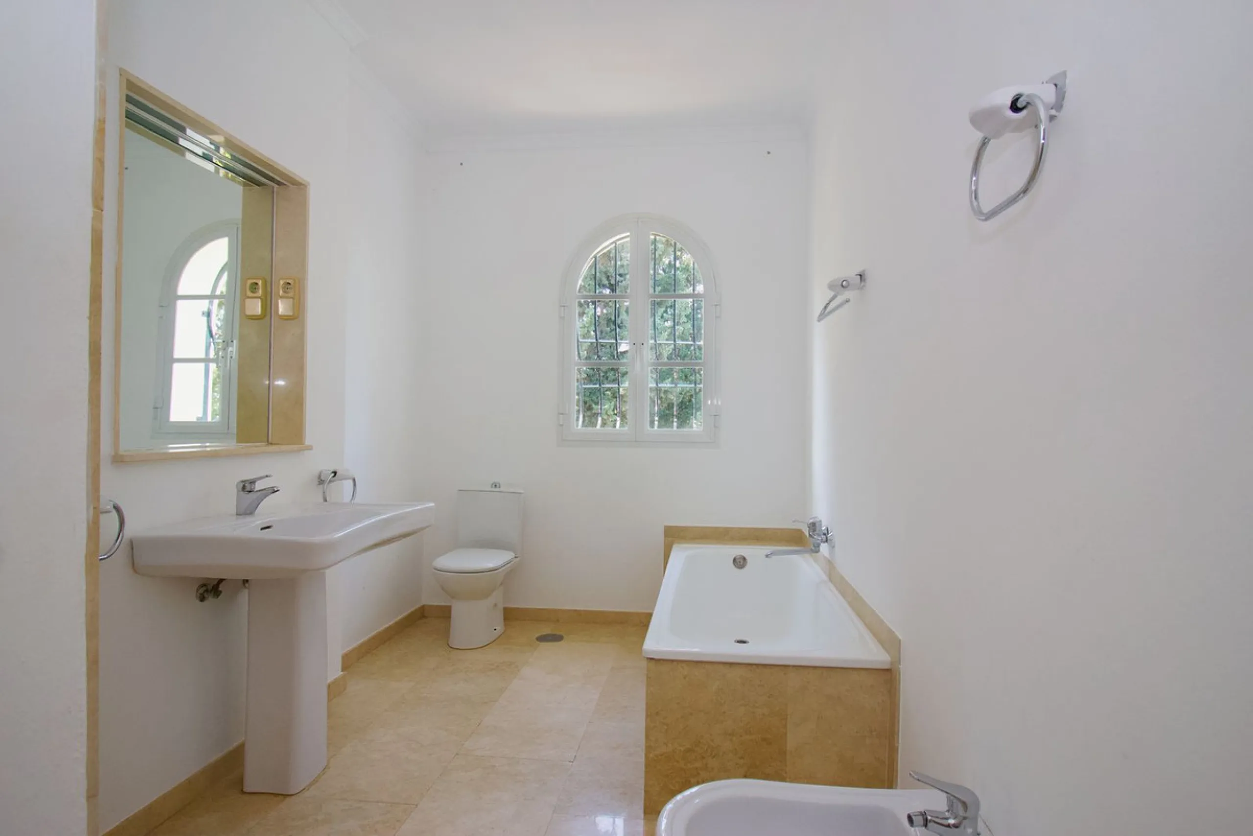 Imagine this spectacular 377 m² villa that not only offers you a dream home, but also the possibility of building another house of up to 800 m² on the spacious 4800 m² plot. Located in an exclusive residential complex, this property is a true treasure for