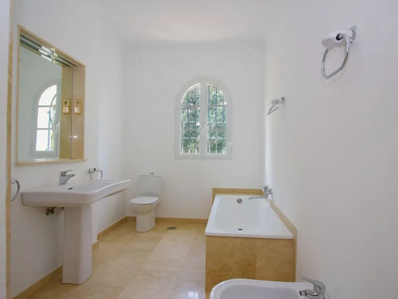 Imagine this spectacular 377 m² villa that not only offers you a dream home, but also the possibility of building another house of up to 800 m² on the spacious 4800 m² plot. Located in an exclusive residential complex, this property is a true treasure for